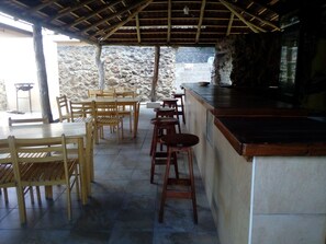 朝食、ランチ、ディナーに営業 (多国籍料理)