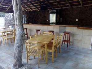 朝食、ランチ、ディナーに営業 (多国籍料理)