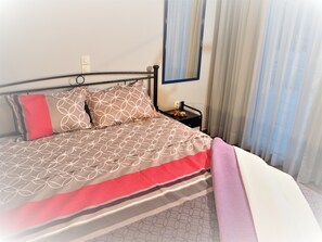 3 bedrooms, in-room safe, soundproofing, iron/ironing board - Villa Saronikos (Saronikos)