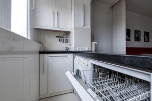 Suite estudio romántica, sauna (Varshavskaya 19 k5) | Cocineta privada | Refrigerador con congelador, microondas y parrilla de estufa 