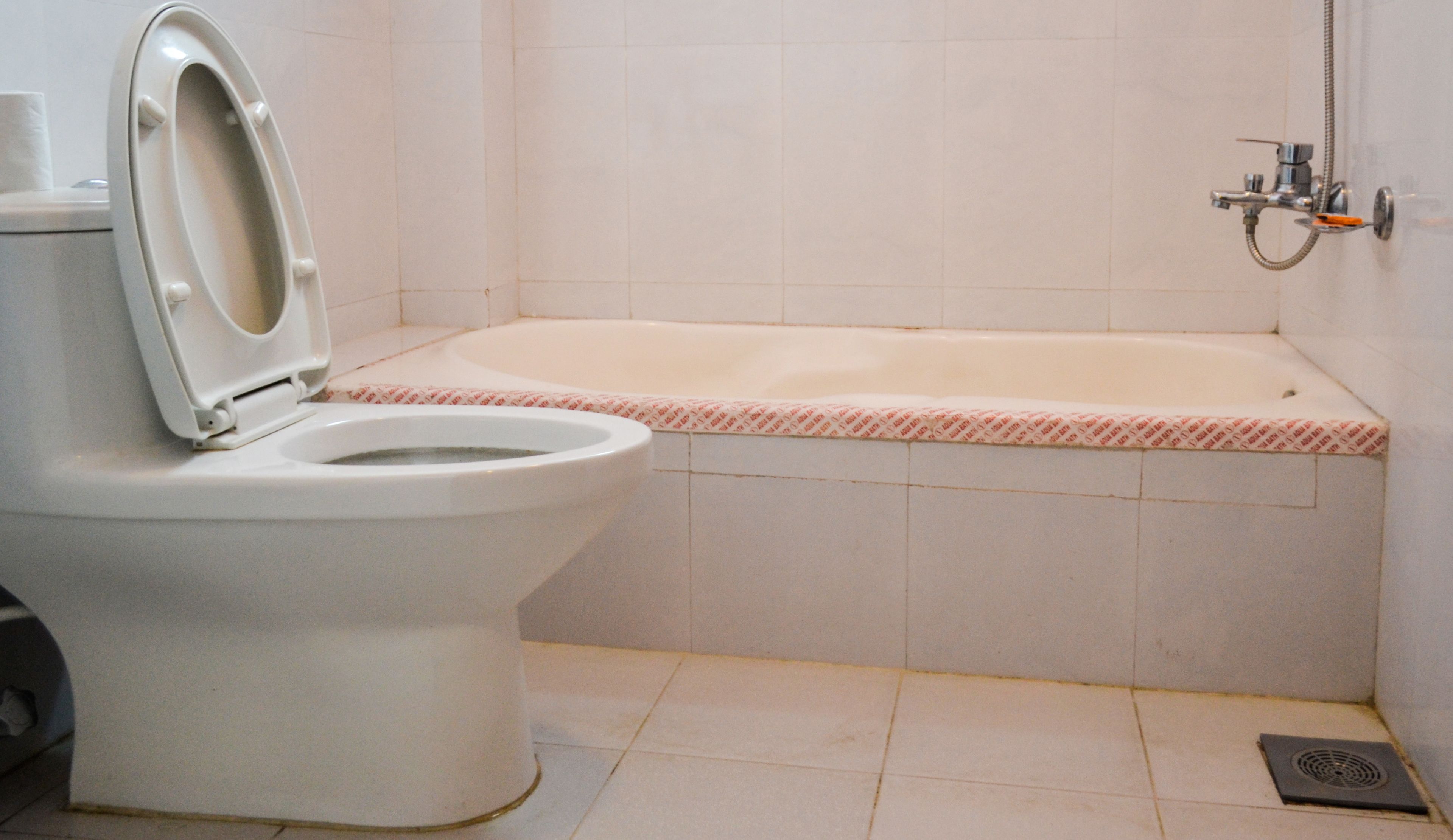 Un bany amb vàter, banyera i plat de dutxa.