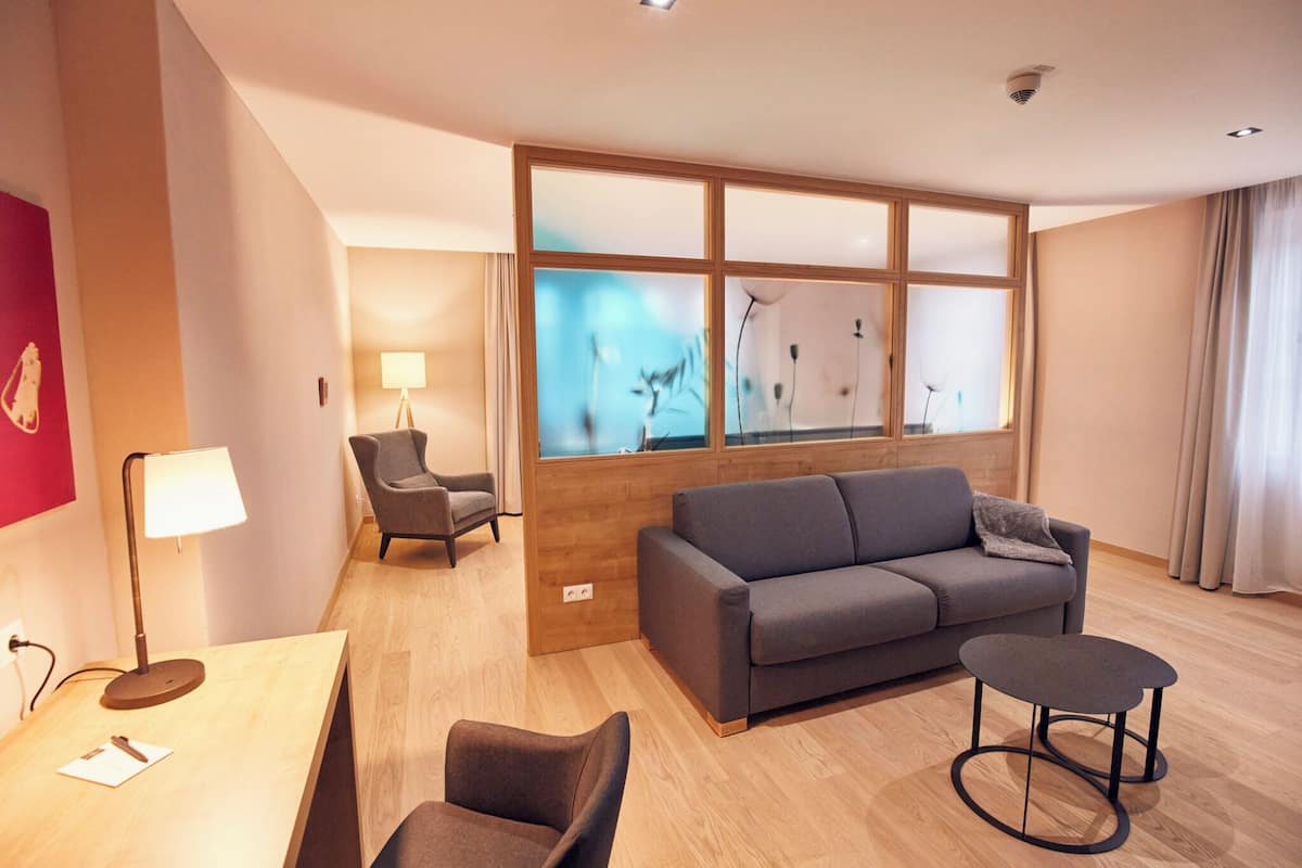 1 bedroom, free minibar, in-room safe, desk