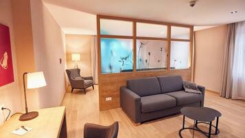 Kostenlose Minibar, Zimmersafe, Schreibtisch, schallisolierte Zimmer