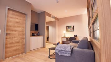 Minibar con artículos gratuitos y caja de seguridad en la habitación