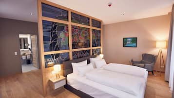 Minibar con artículos gratuitos y caja de seguridad en la habitación