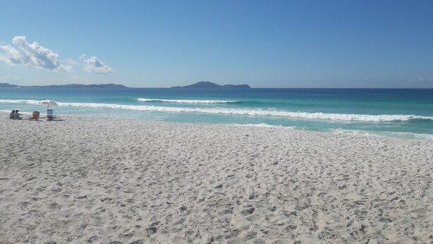 A beach with white sand and calm turquoise waters. - Praia do Foguete Style (Cabo Frio)