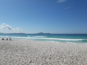 A beach with white sand and calm turquoise waters. - Praia do Foguete Style (Cabo Frio)