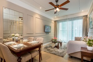 ラグジュアリー アパートメント (Beach Access) | リビングルーム | 薄型テレビ