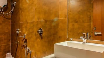 Shower, free toiletries