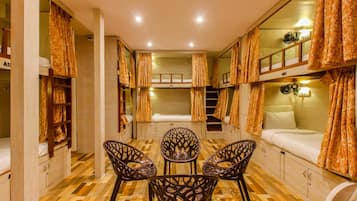 Premium bedding, in-room safe, soundproofing, free WiFi