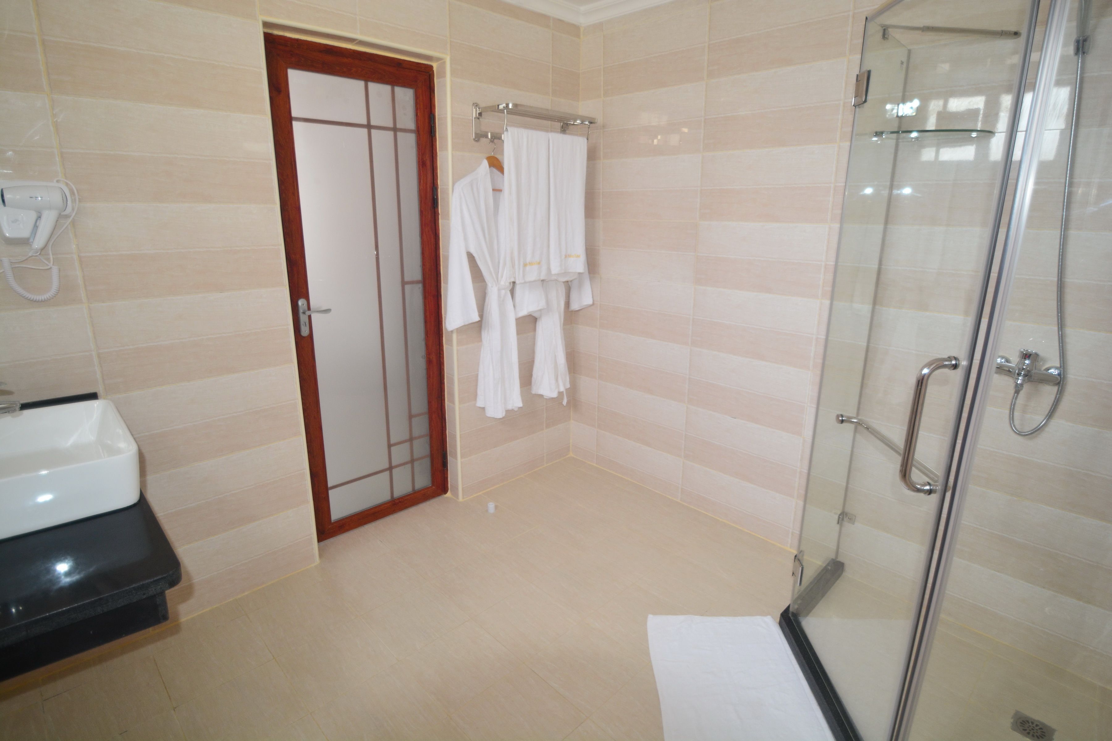 standard double room | bathroom | shower, free toiletries, hair dryer, bathrobes