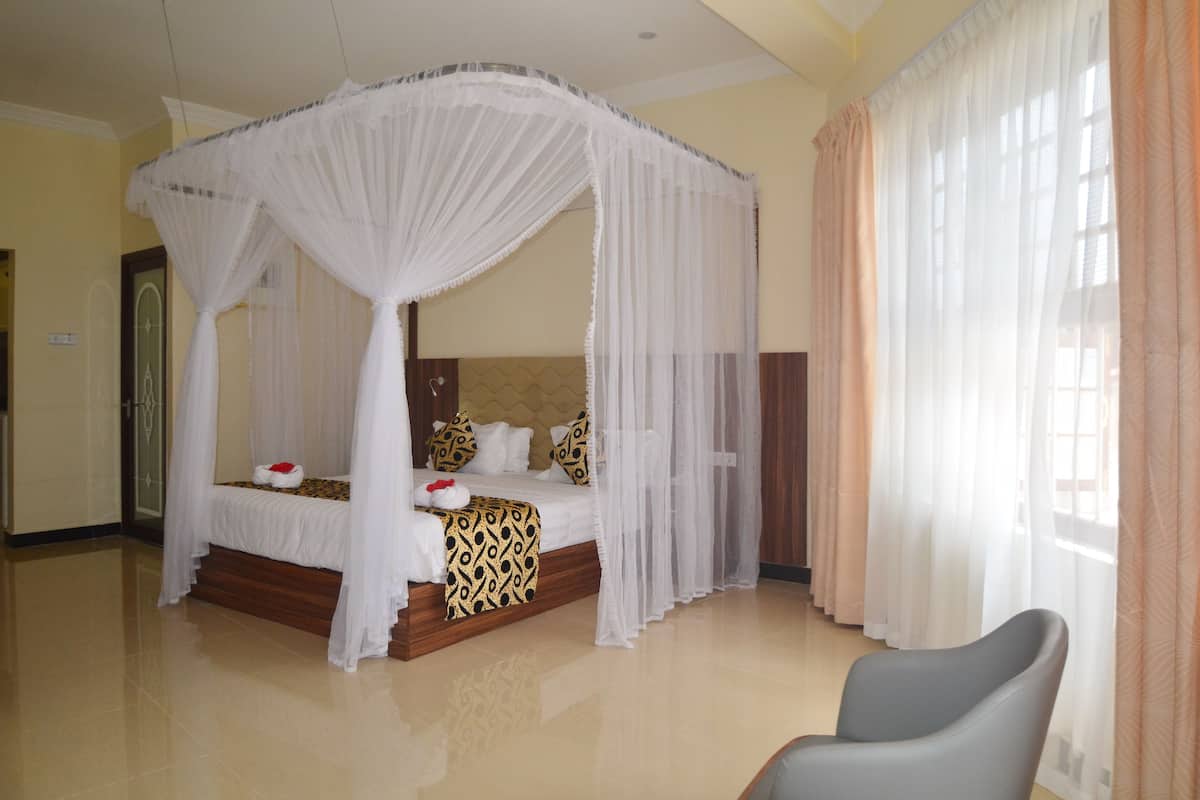 Superior Studio Suite, Kitchenette | Minibar, in-room safe, desk, free WiFi