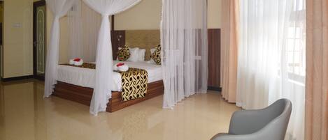 Suite studio supérieure, cuisinette | Minibar, coffre-fort pour ordinateur portable, bureau