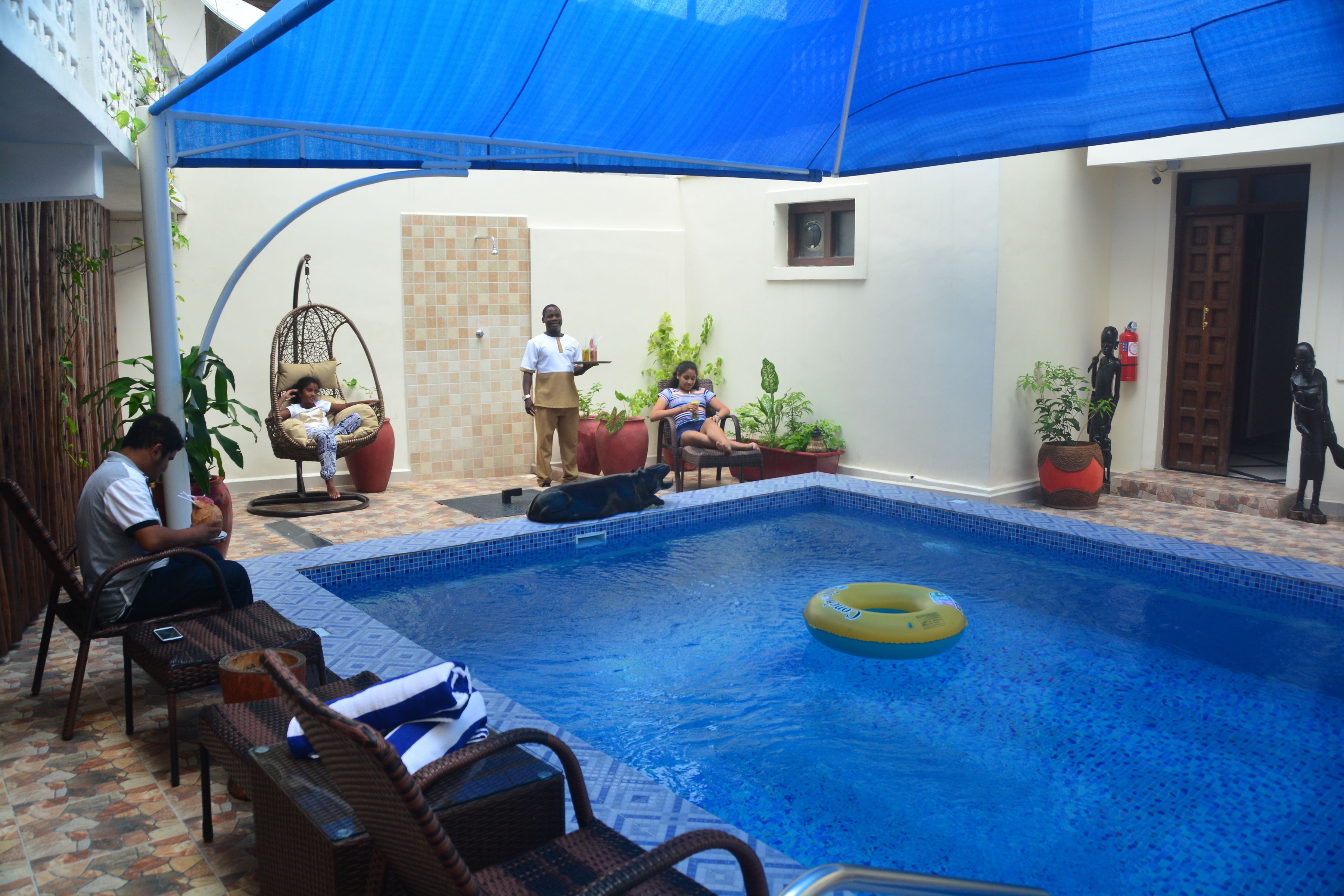 室外游泳池，提供日光浴躺椅