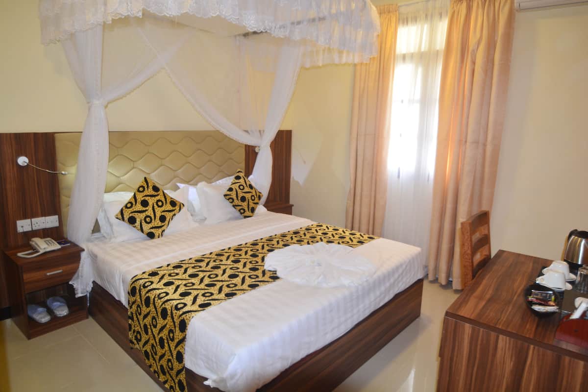 Quarto casal standard | Frigobar, cofres nos quartos, escrivaninha, Wi-Fi de cortesia