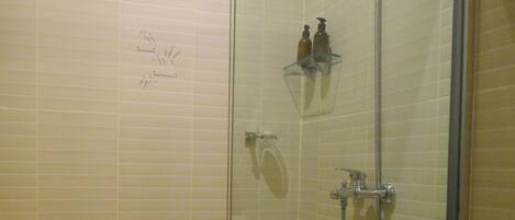 Eine Duschkabine mit einer Handbrause, einer Handbrause und einer Handbrause.
