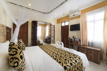 Minibar, in-room safe, desk, free WiFi. Spice Palace Hotel