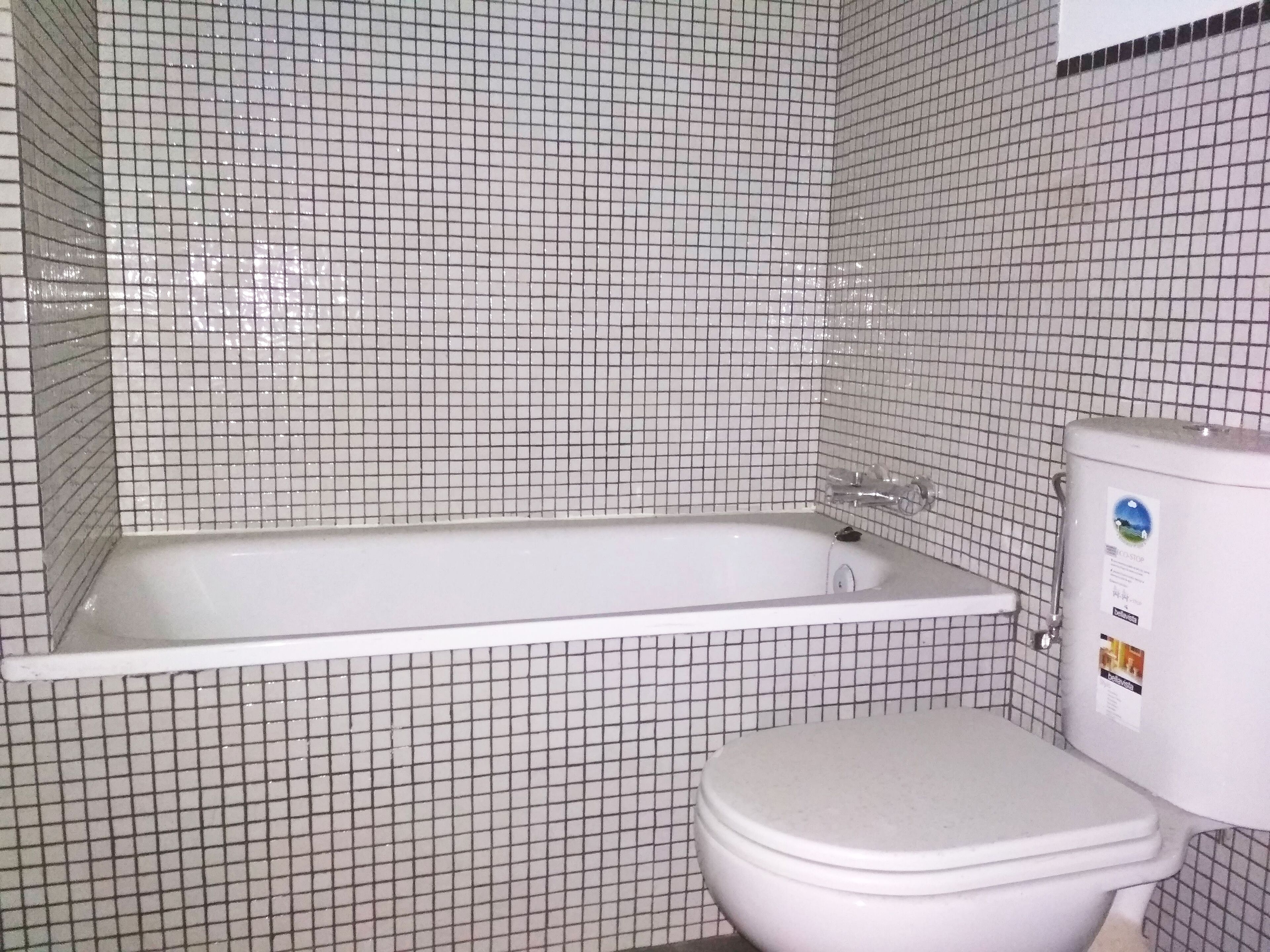 Deep-soaking bathtub