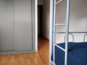 Cribs/infant beds, bed sheets - Apartamentos Ares Centro 3000 (Ares)
