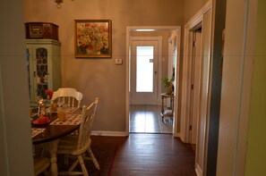 Se sirven comidas, cenas y cocina internacional 