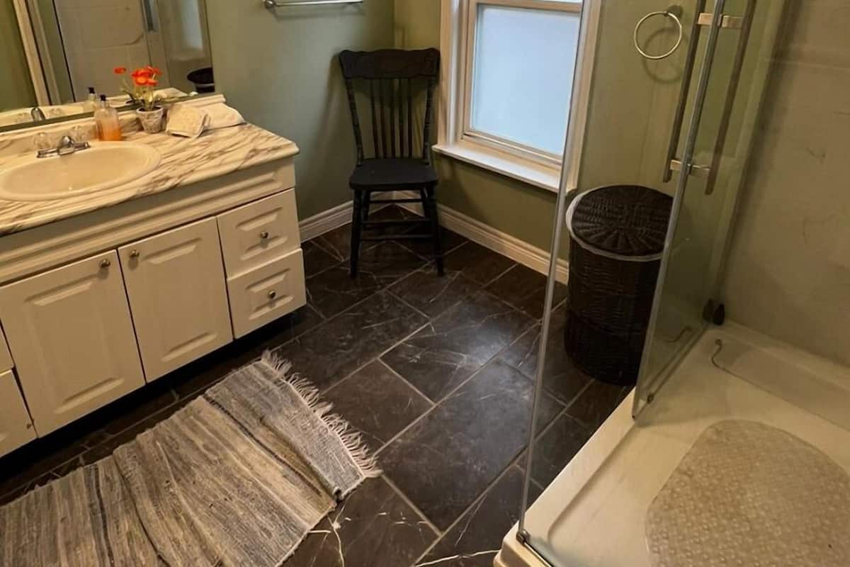 Habitación Deluxe, 1 cama de matrimonio, baño compartido | Cortinas opacas y sistema de insonorización