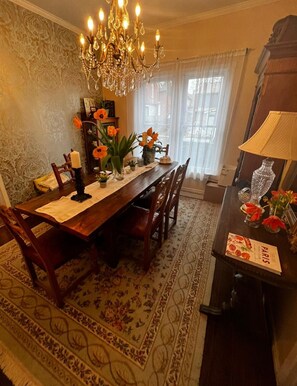 Deluxe Room, 1 Queen Bed, Shared Bathroom | Living area | Flat-screen TV - Adams Inn (Niagara Falls)
