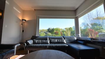 Family Villa, 5 Bedrooms, Garden View | Living room | Smart TV