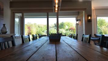 Villa familiar, 5 habitaciones, vista al jardín | Servicio a la habitación