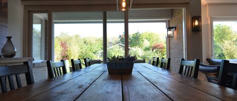 Familienvilla, 5 Schlafzimmer, Gartenblick | Essbereich im Zimmer