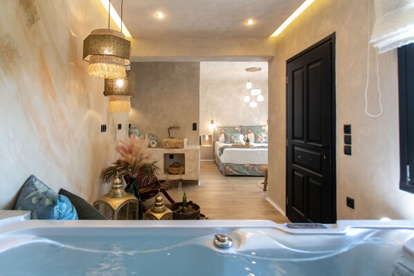 Executive Studio Suite, 1 Queen Bed | Premium bedding, pillowtop beds, individually decorated