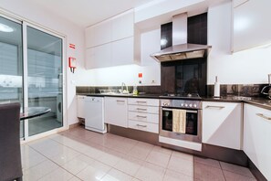 Luxury-Apartment, 2 Schlafzimmer, Meerblick, Meerseite | Eigene Küche | Großer Kühlschrank, Mikrowelle, Ofen, Herdplatte