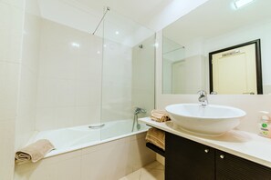 Luxury Apartment, 2 Bedrooms, Ocean View, Sea Facing | Bathroom | Combined shower/bathtub, free toiletries, hair dryer, bidet - Oceanside Terrace Apartment by Holiday Rental Management (Funchal)