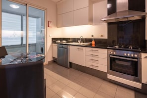 Großer Kühlschrank, Mikrowelle, Ofen, Herdplatte