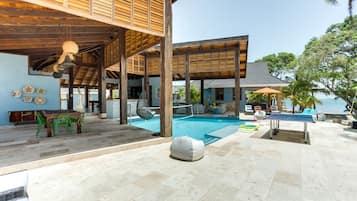 Kolam renang outdoor