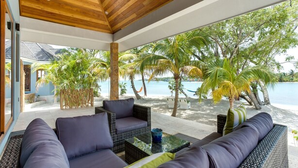 Luxury Suite, Private Pool (Private Island 26 people, 7 bedrooms-7 private bathrooms-1 public bath) | バルコニー