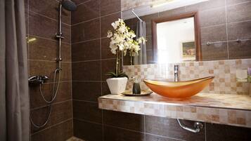 Elite Villa, Multiple Bedrooms, Private Pool, Sea View | Bathroom | Shower, hydromassage showerhead, free toiletries, hair dryer