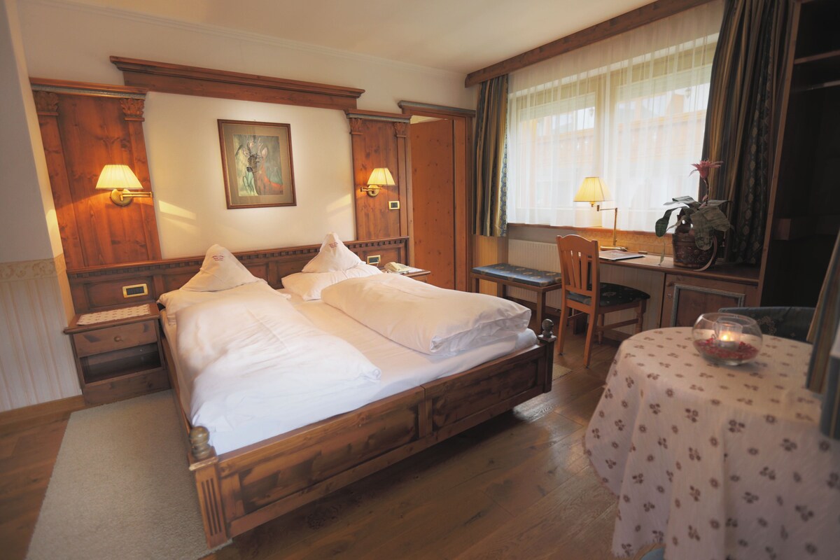 Hypo-allergenic bedding, in-room safe, desk, blackout curtains