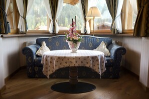 Deluxe Double Room, Balcony, Mountain View | Living area | Flat-screen TV - Garni Hotel Concordia (Selva di Val Gardena)