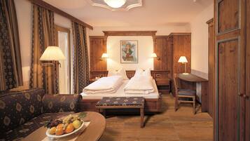 客房内保险箱、办公桌、遮光窗帘、隔音