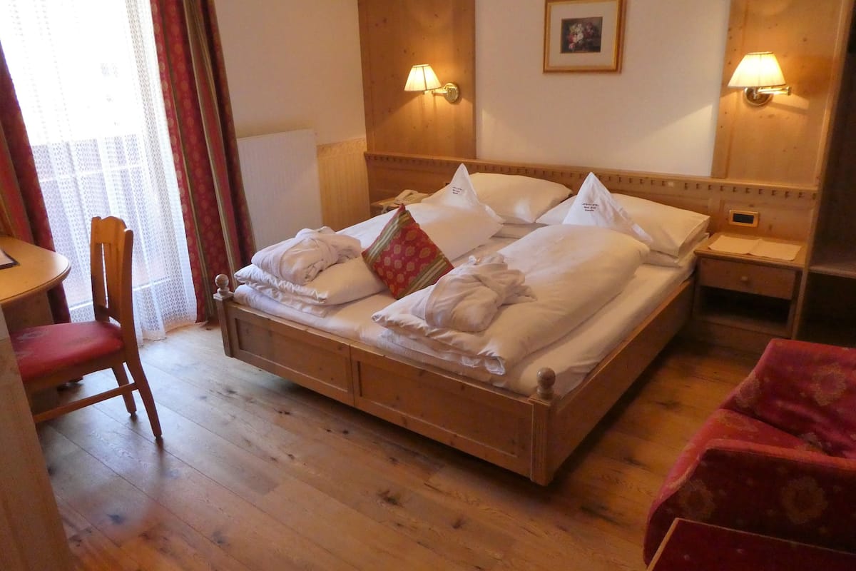 Coffres-forts dans les chambres, bureau, rideaux occultants