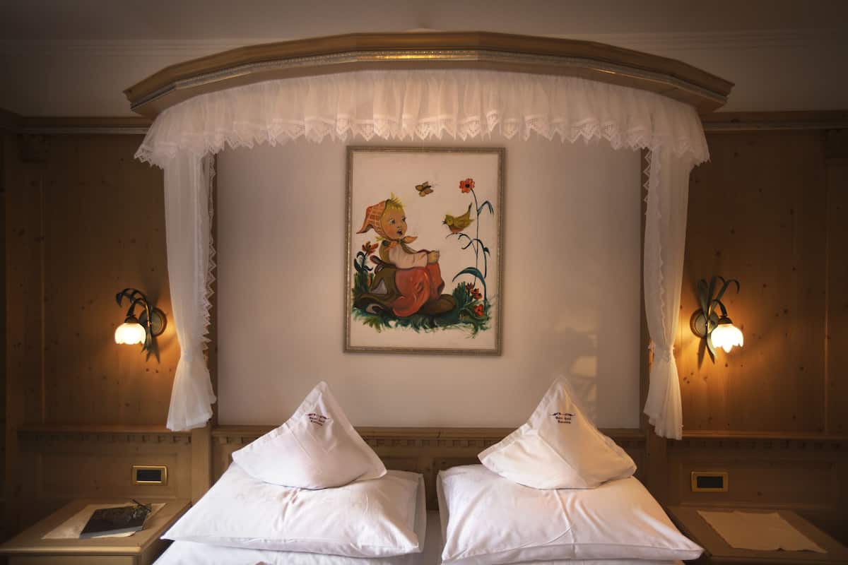 Chambre Double Supérieure, balcon, vue montagne | Coffres-forts dans les chambres, bureau, rideaux occultants