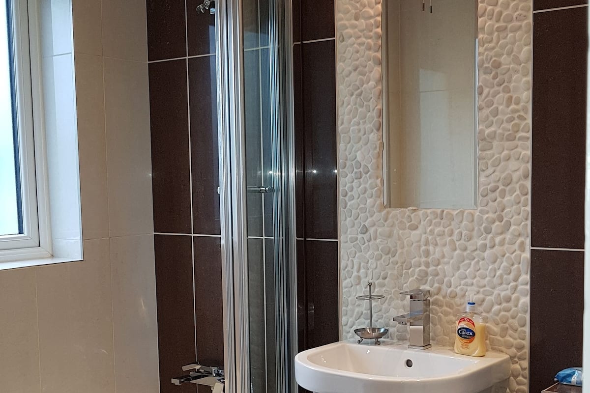 Departamento, 2 habitaciones | Baño | Tina y regadera independientes, amenidades de baño gratuitas, toallas