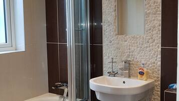 Apartment, 2 Bedrooms | Bathroom | Separate bathtub and shower, free toiletries, towels, shampoo
