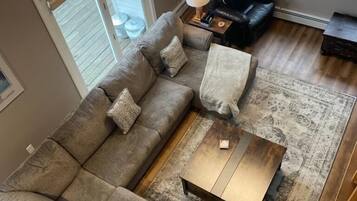 Een smart-tv, een open haard, een dvd-speler en boeken