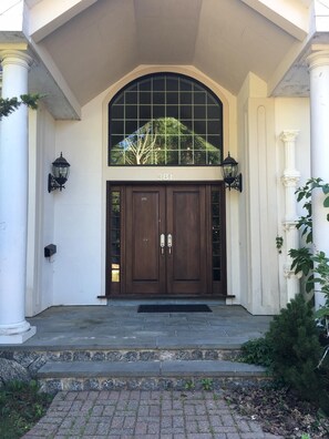 Exterior detail - Beautiful 6000 sq ft home 20 min to Boston (Newton)