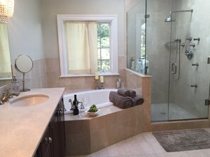 Dusche, Haartrockner, Bidet, Handtücher