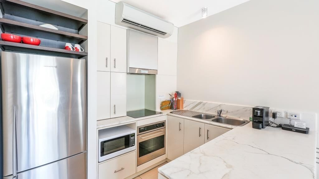 冷蔵庫、電子レンジ、オーブン、コンロ