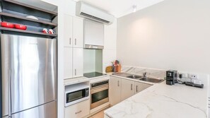 Fridge, microwave, oven, stovetop - SHILOH AT THE BEACH CLUB (Cairns)