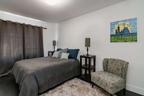 2 bedrooms, iron/ironing board, free WiFi, bed sheets - Walk to South Congress and close to downtown. Open floor plan with spacious patio and BBQ. (Austin)