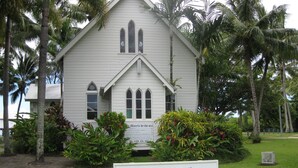 Una iglesia blanca con un letrero que dice 'St Mary's by the sea'.